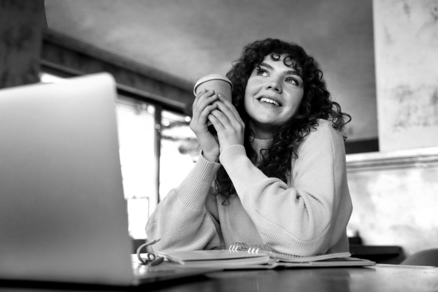 Oficina moderna con equipo trabajando en estrategias SEO